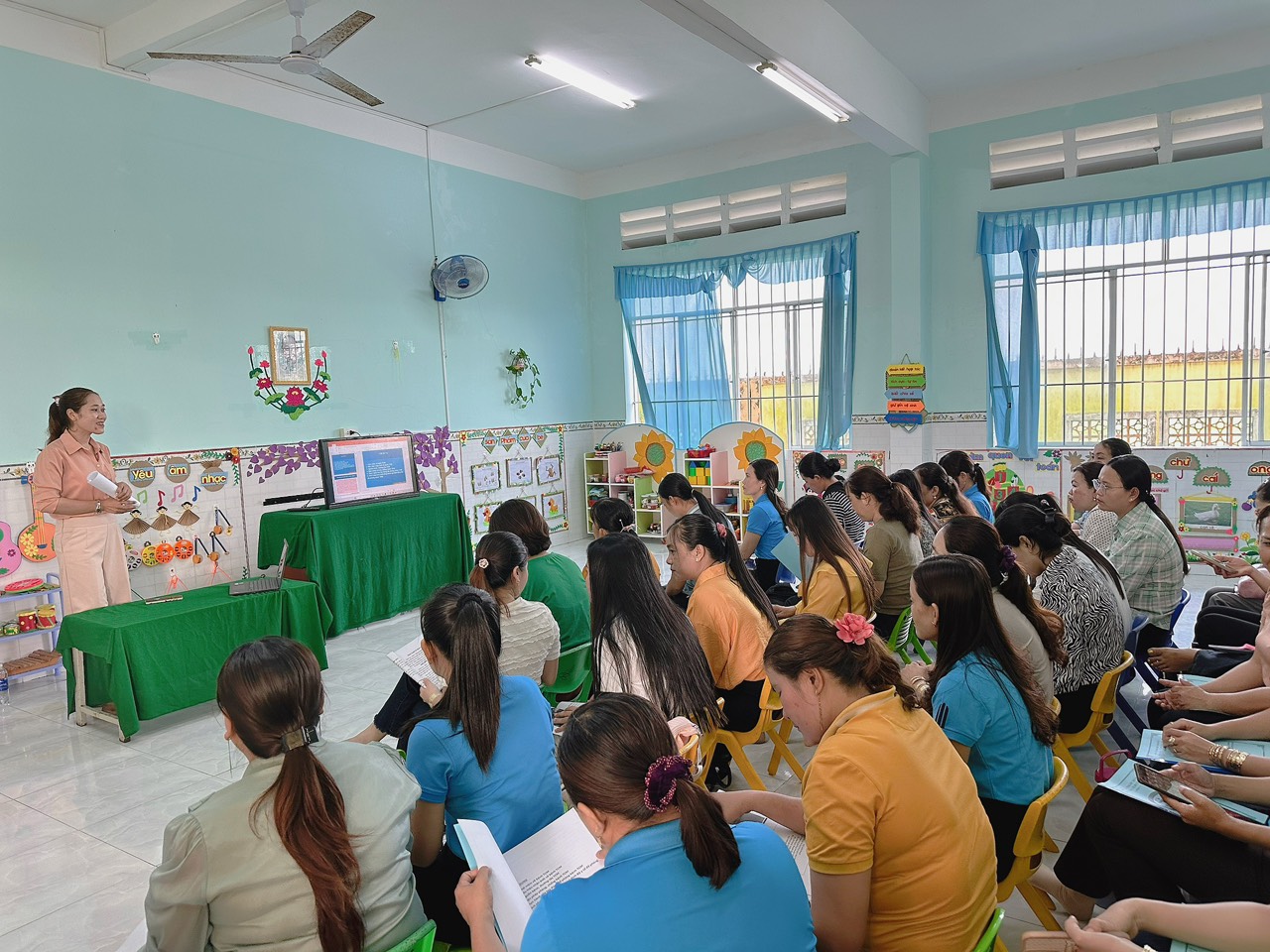 TẬP HUẤN KIẾN THỨC PHÒNG, CHỐNG BỆNH TAY CHÂN MIỆNG VÀ PHUN HÓA CHẤT PHÒNG CHỐNG BỆNH TAY CHÂN MIỆNG